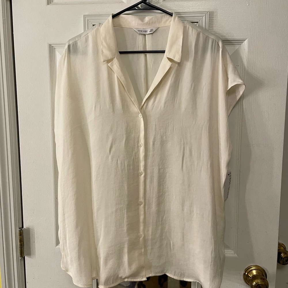 Women’s Nine West Cream Colored Short Sleeve Button-Down Blouse. Size XXL